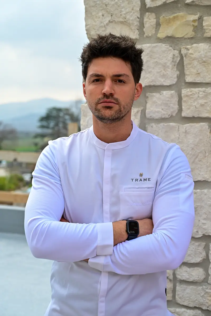 Chefkoch Simone Selva in Trame-Uniform