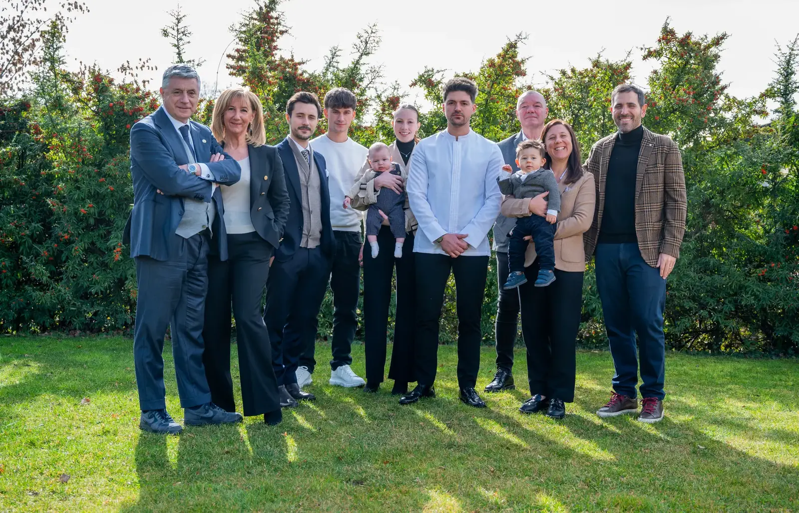 Die Familie Tramet versammelt im Garten des Restaurants