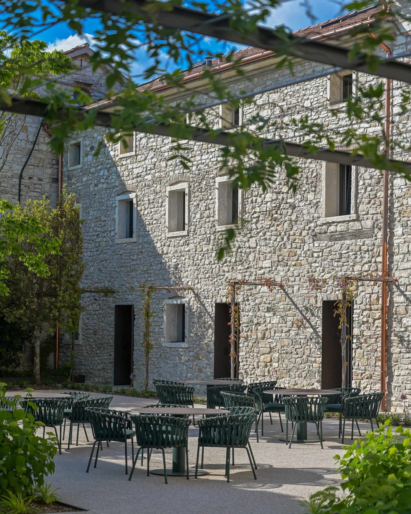 The Al Toro Bistrò courtyard under the pergola