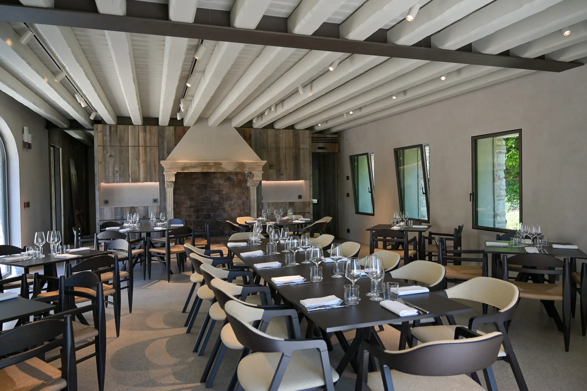 La sala del Bistrò raccolta attorno al camino in pietra