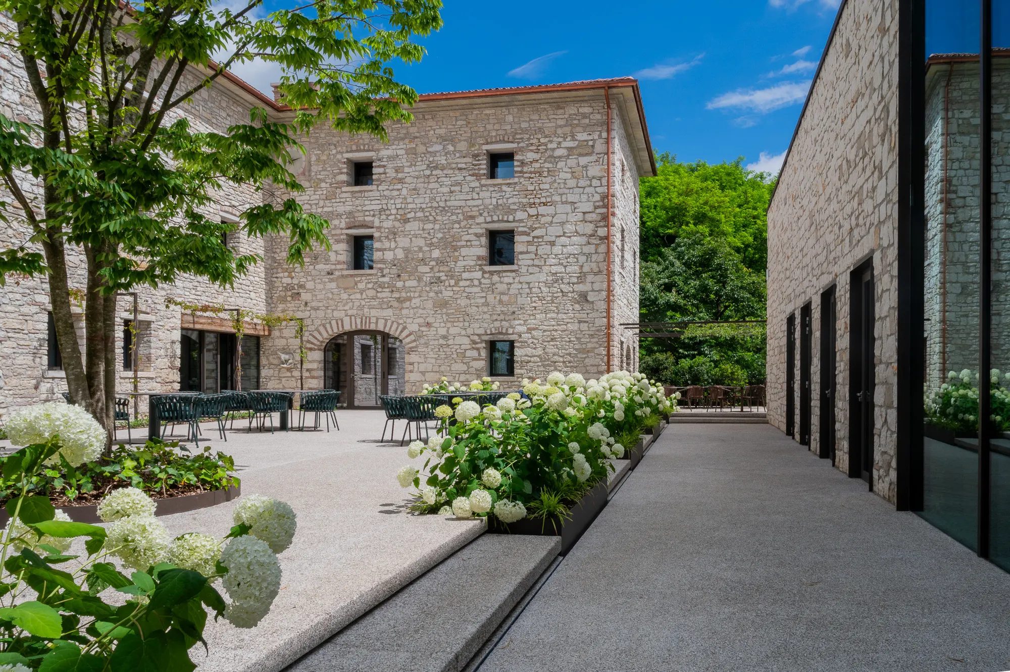 Der Innenhof des Relais Borgo Taurino mit blühenden Hortensien