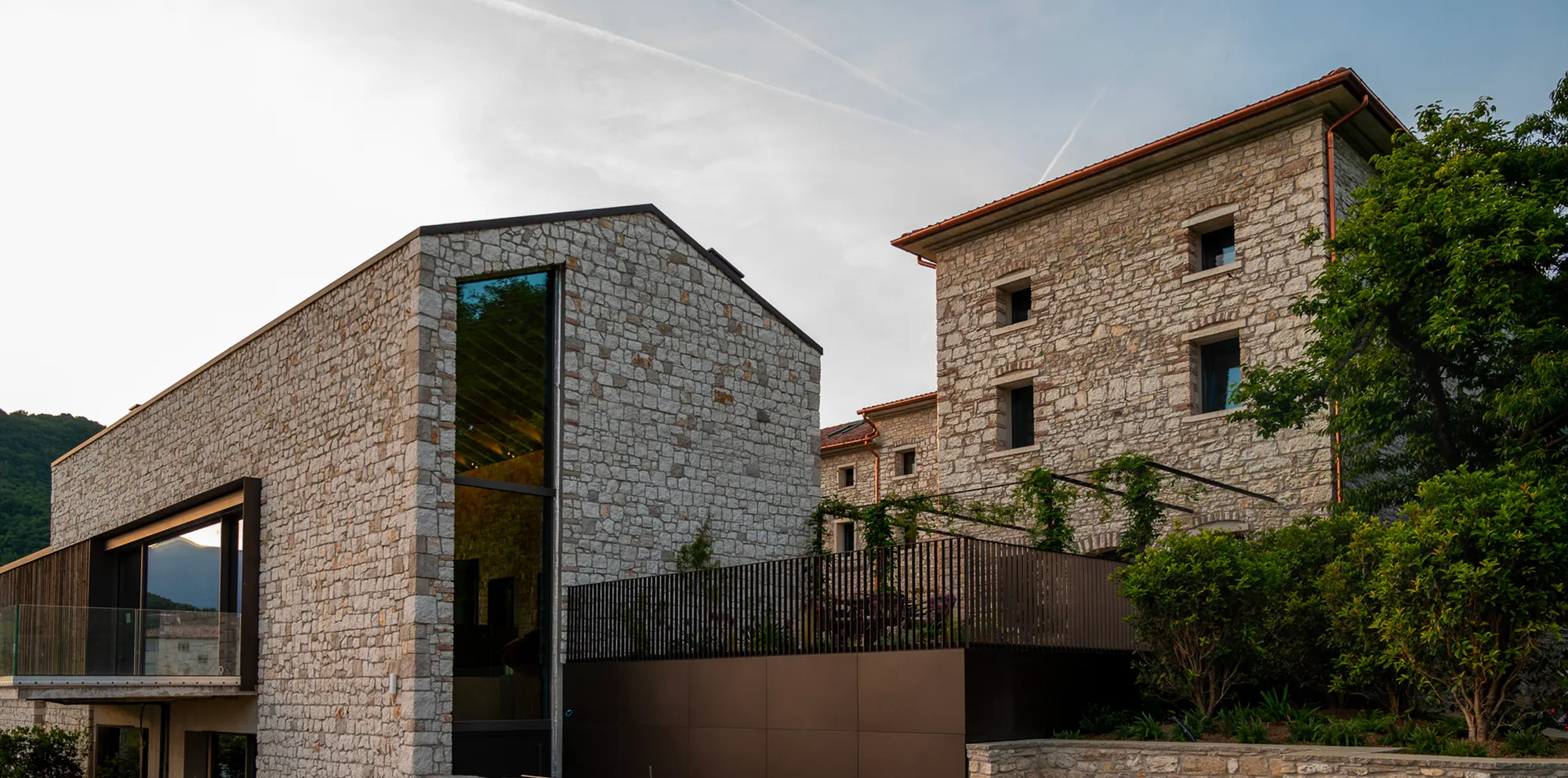 Relais Borgo Taurino in der Abenddämmerung, historischer Stein und zeitgenössische Linien