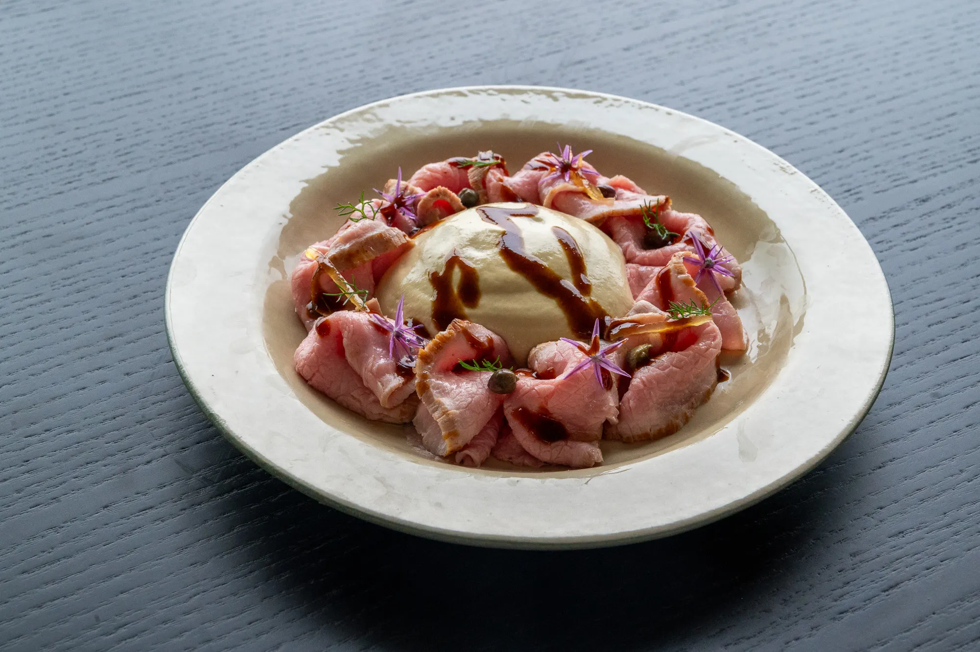 Fleisch-Vorspeise mit Creme und Kapern im Al Toro Bistrò
