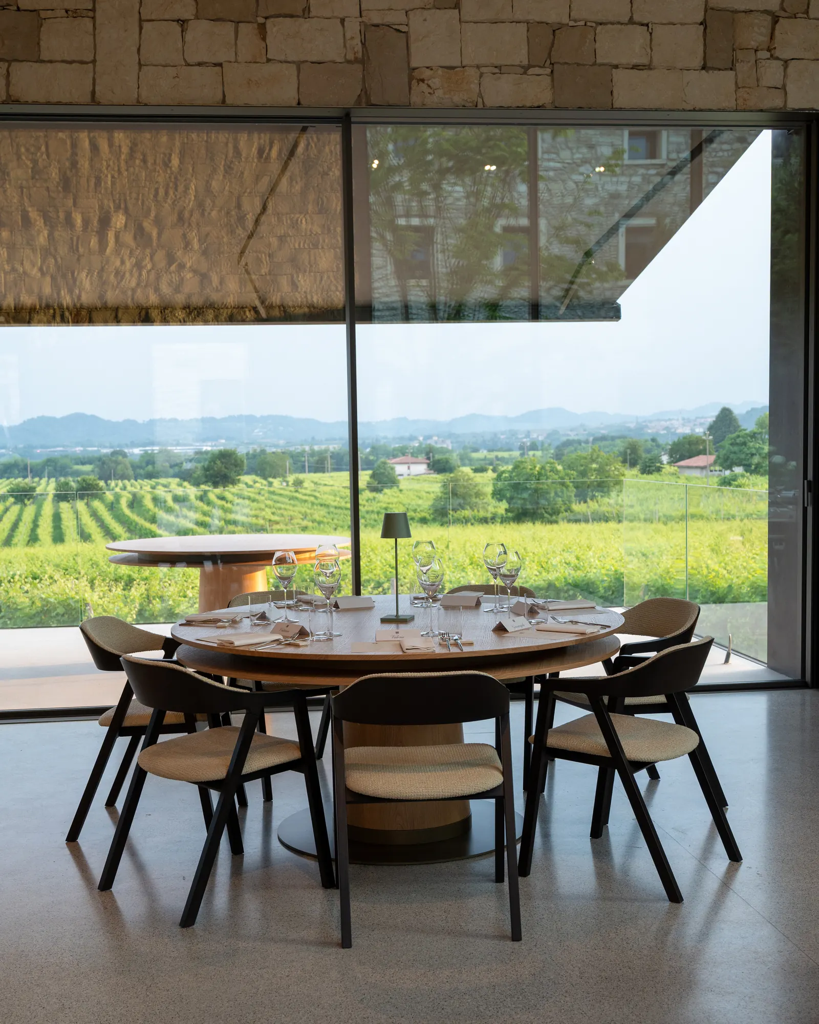 Tavolo apparecchiato con vista sui vigneti al Ristorante Trame
