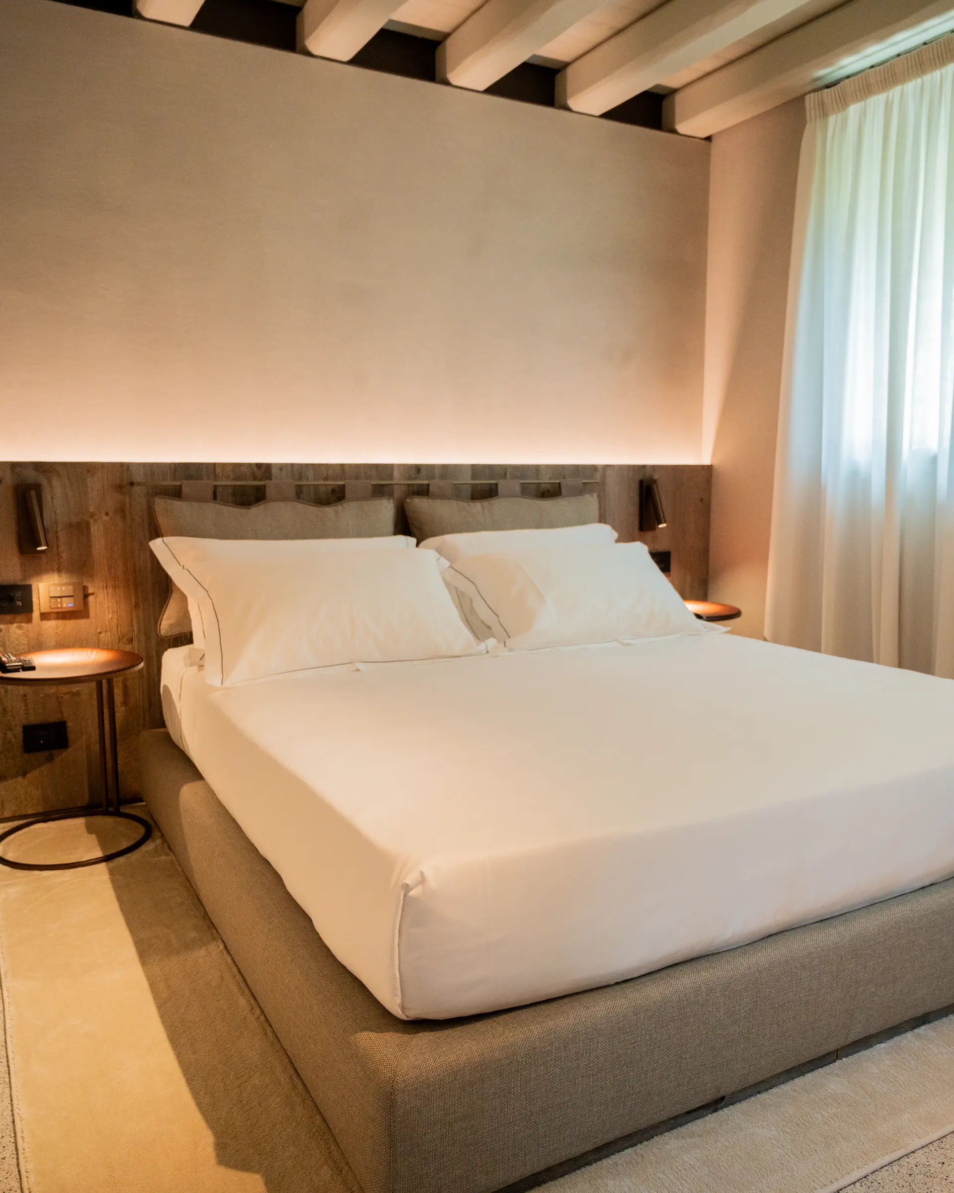 Deluxe-Zimmer im Relais Borgo Taurino mit Kingsize-Bett und Holzkopfteil