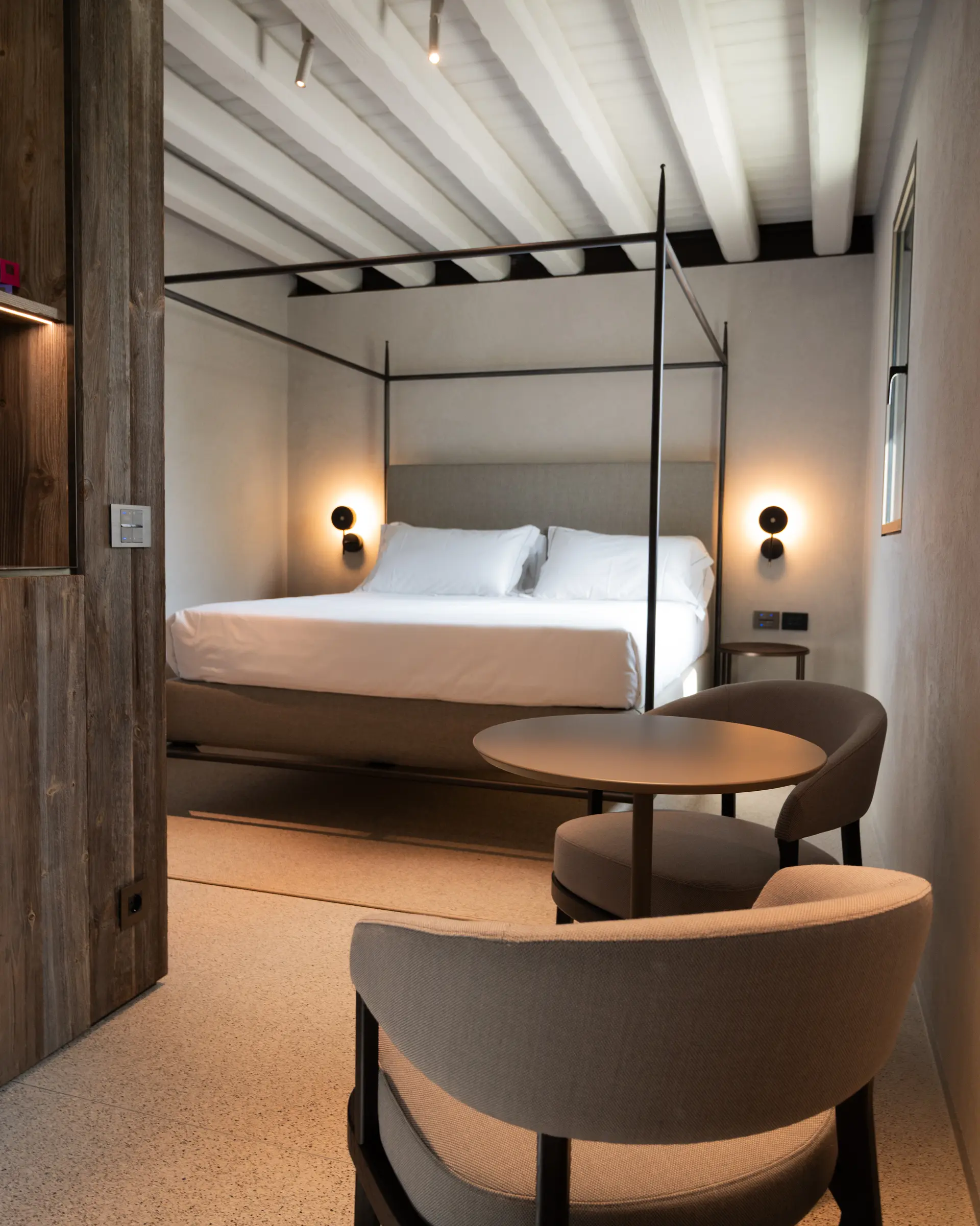 Junior Suite mit Himmelbett unter freiliegenden Balken